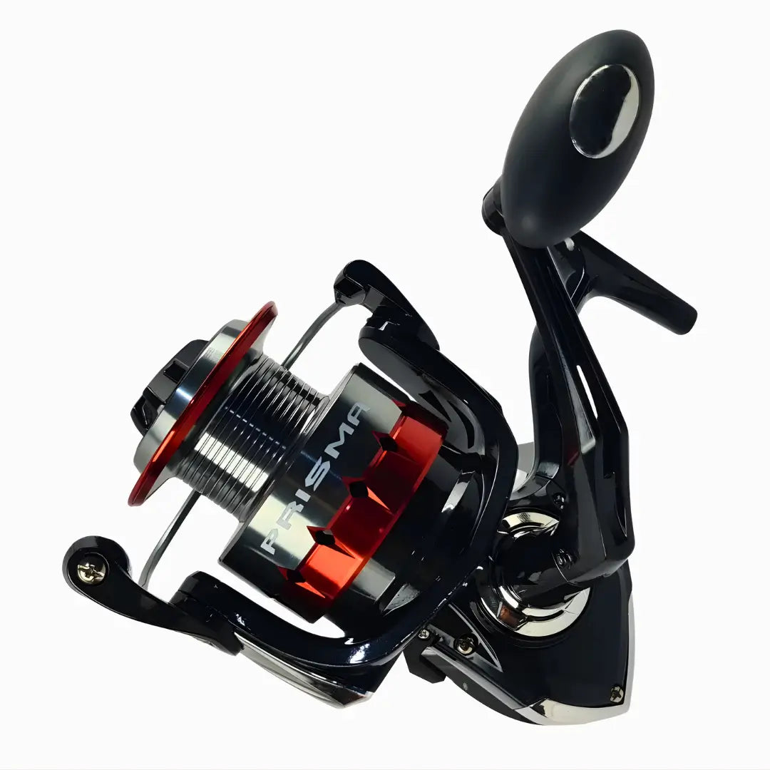 O Molinete Marine Sports Prisma visto de lado, com destaque para sua manivela e seu cabeçote em prata e vermelho