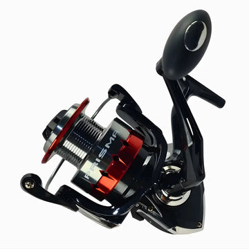 O Molinete Marine Sports Prisma visto de lado, com destaque para sua manivela e seu cabeçote em prata e vermelho