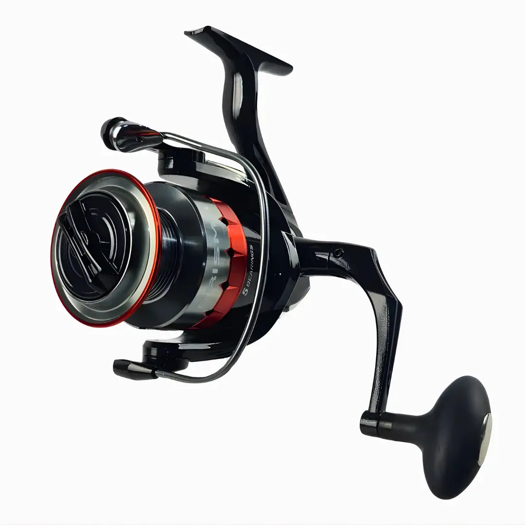 O Molinete Marine Sports Prisma apresentado na diagonal, com destaque para seu rotor em prata