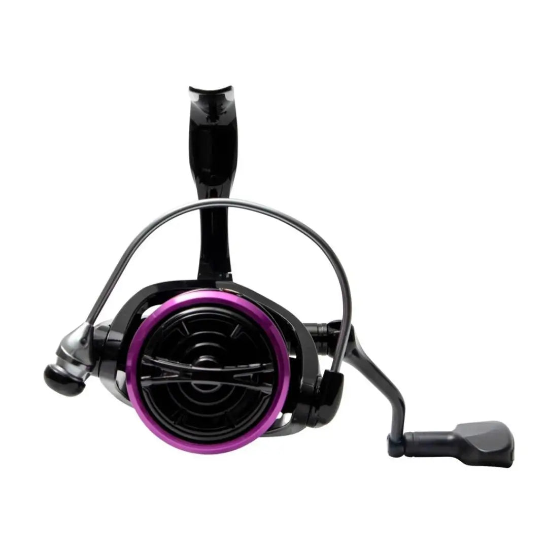 Molinete Maruri Venera 1000 apresentado de frente, com sua manivela do lado esquerdo e seu ajuste de freio amostra