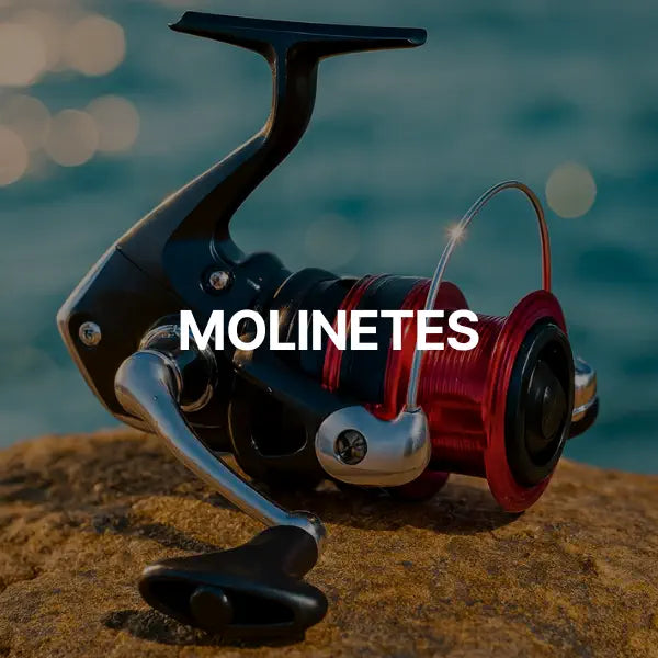 Molinete de pesca da Shimano em cima de uma pedra na costeira, com o mar ao fundo.