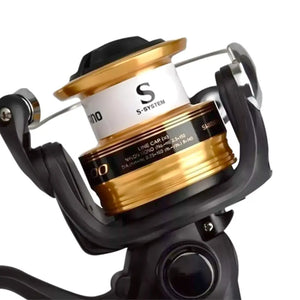 O carretel do Molinete Shimano FX 1000 sendo mostrado em foco, com suas especificações