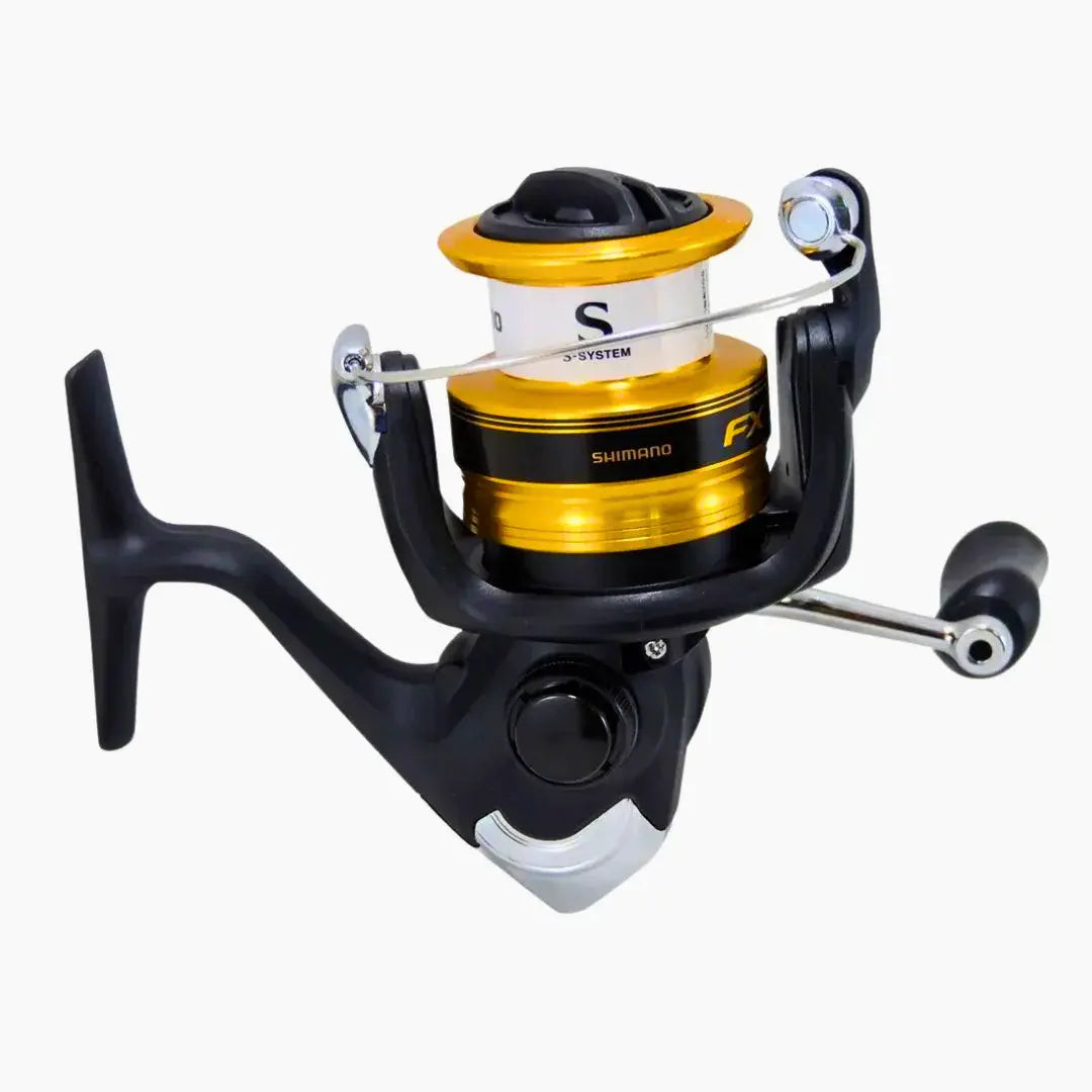 Molinete Shimano FX 1000 para cima, com seu carretel dourado em destaque