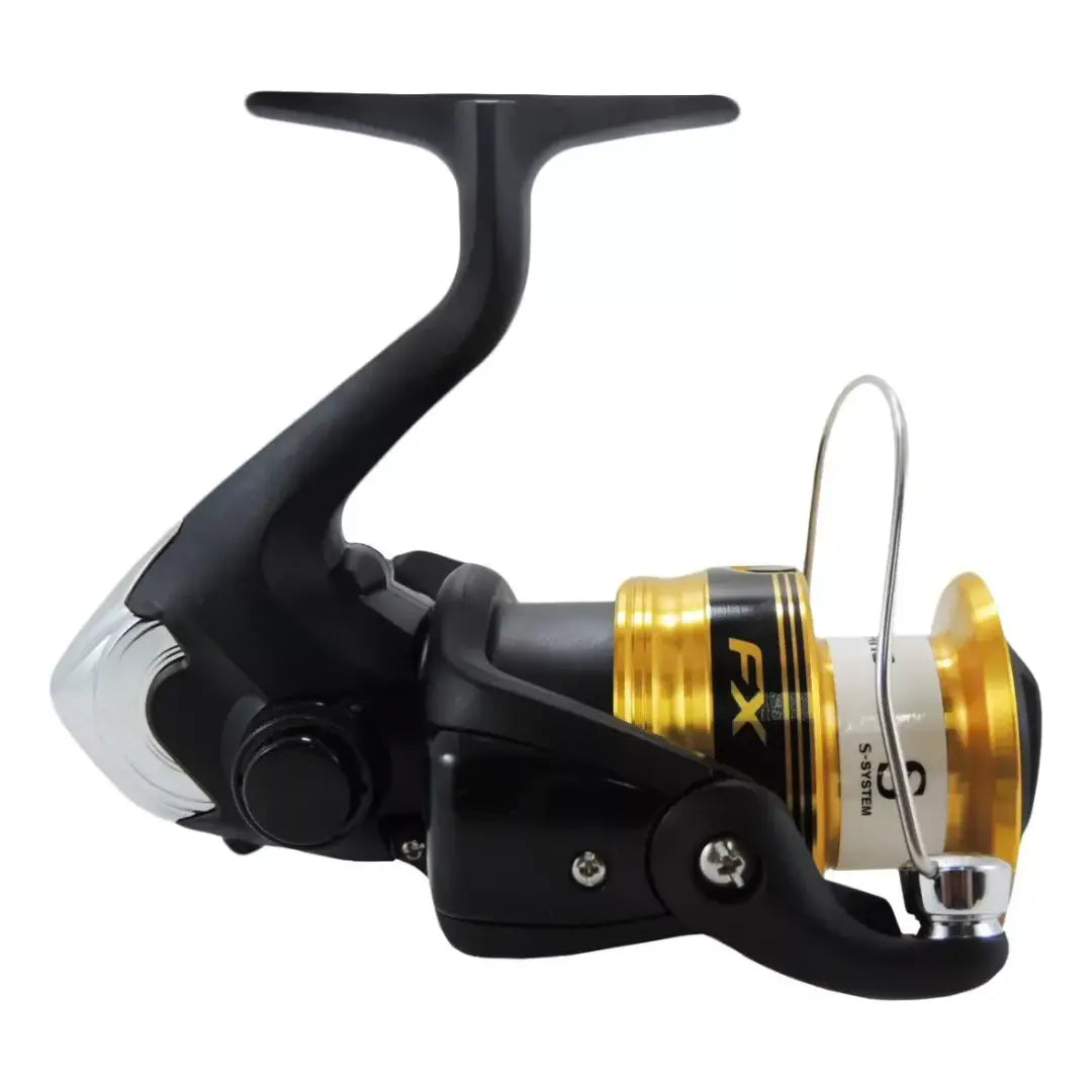 Molinete Shimano FX 1000 visto do lado direito, com a manivela na mão esquerda