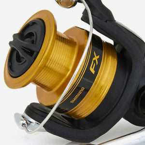 Close no carretel do Molinete Shimano FX 1000, mostrando suas cores preta e dourada