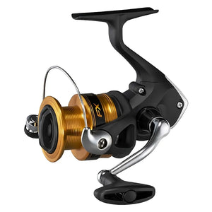 Molinete Shimano FX C3000 visto de lado, com sua manivela na mão esquerda