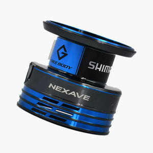 Carretel do Molinete Shimano Nexave FI 1000 em foco, mostrando seu sistema free body