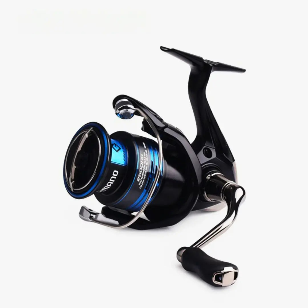 Molinete Shimano Nexave FI 1000 - visto do lado esquerdo com sua manivela na mão esquerda e seu carretel azul