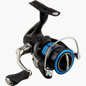 Molinete Shimano Nexave FI 1000 com o foco em sua alça e seu freio de ajuste