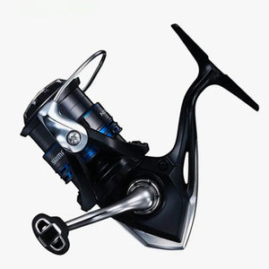 Molinete Shimano Nexave FI 1000 apresentado do lado esquerdo mostrando sua manivela do lado esquerdo