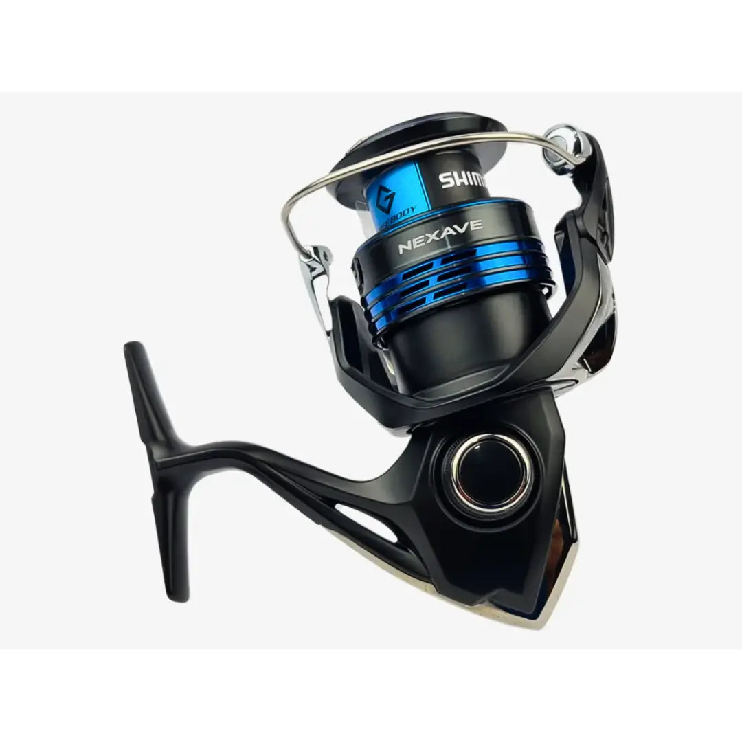 Molinete Shimano Nexave FI 1000 visto do lado direito, apontado para cima com sua alça e seu carretel em foco