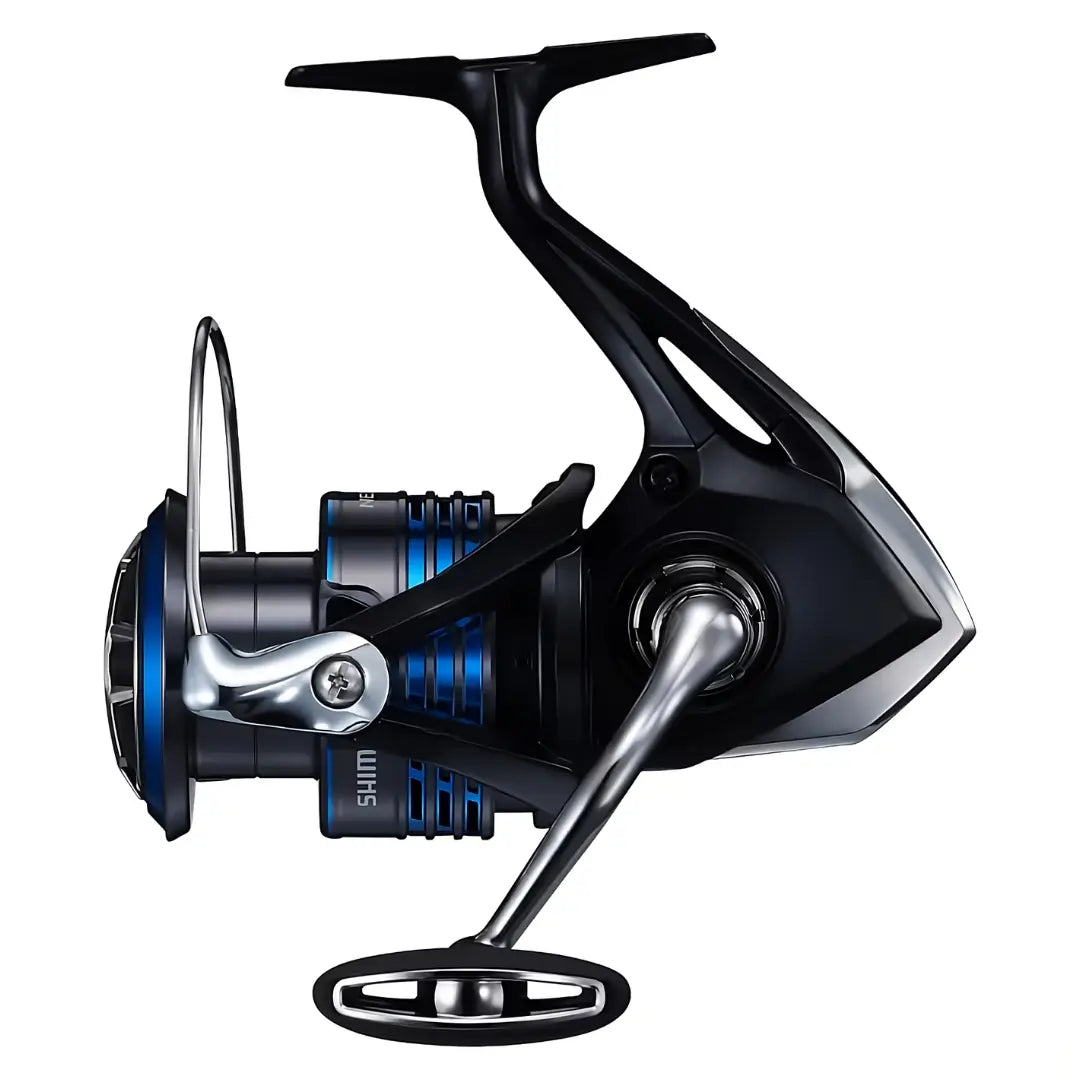 O Molinete Shimano Nexave Fi C3000HG visto do lado esquerdo com a sua manivela do lado esquerdo