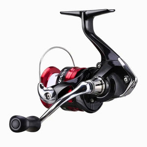 Molinete Shimano Sienna FG 500 de costa e do lado esquerdo, com sua manivela na mão esquerda