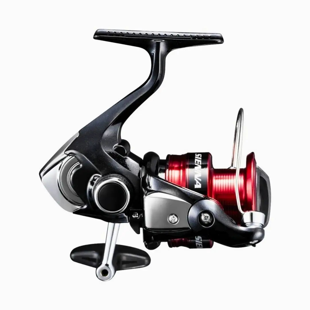 Molinete Shimano Sienna FG 500 do lado direito com seu carretel vermelho em foco
