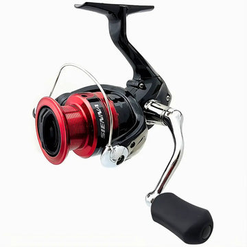 Molinete Shimano Sienna FG 500 em foco, com sua anivela do lado direito, seu carretel vermelho e seus detalhes em prateado