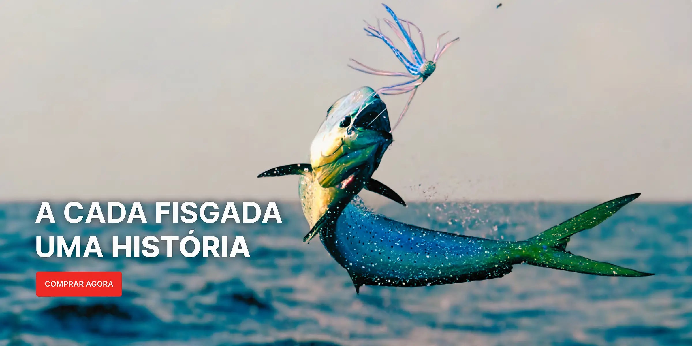 Peixe dourado saltando do mar com uma isca artificial na boca.