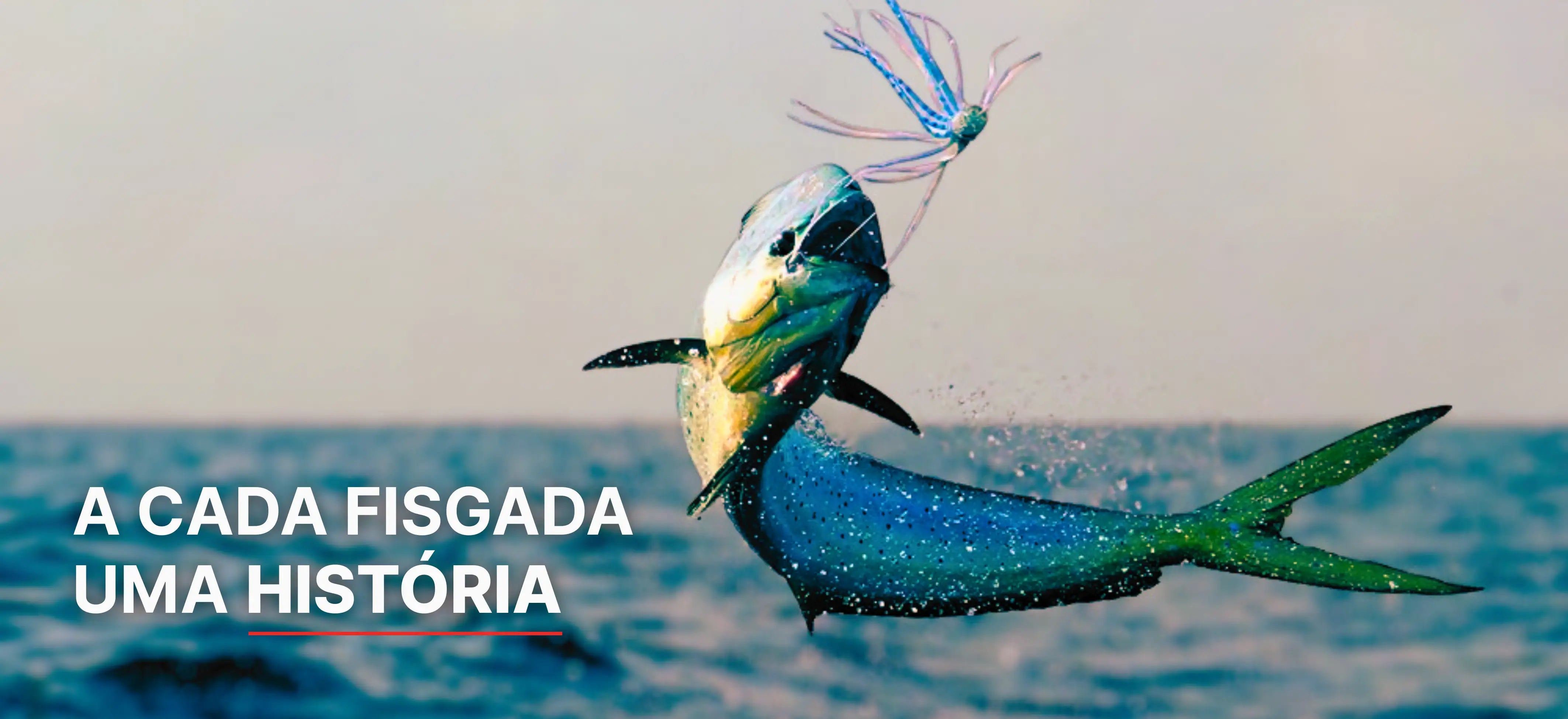 Peixe dourado saltando do mar com uma isca artificial na boca.