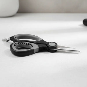 Tesoura de Pesca Booms Cut Pro deitada sobre uma mesa branca