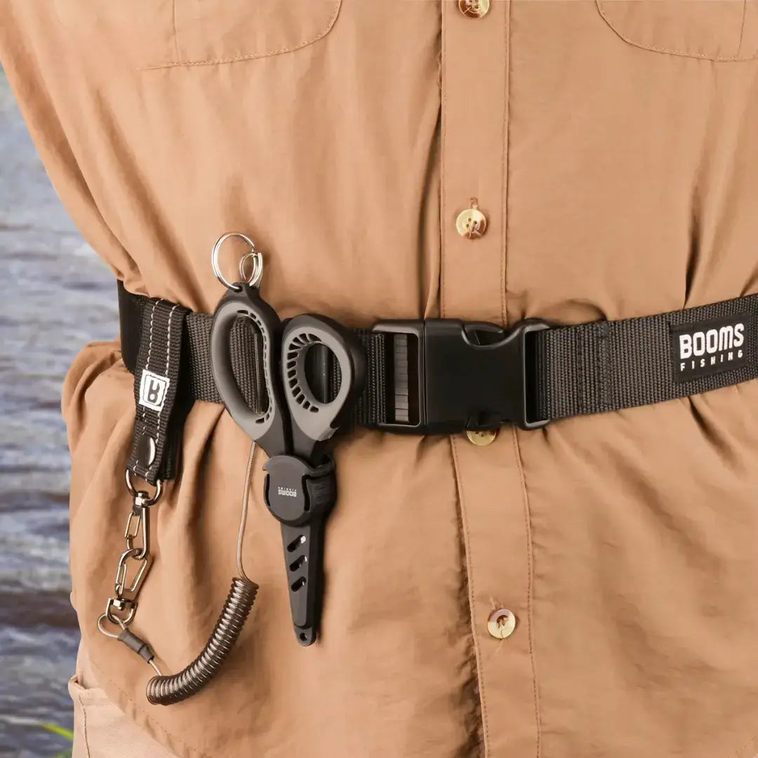 Tesoura de Pesca Booms Cut Pro presa no cinto de um pescador