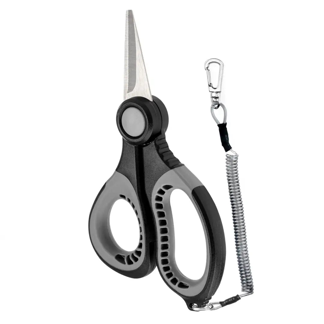 Tesoura de Pesca Booms Cut Pro com sua ponta virada para cima, e seu cordão de segurança ao lado