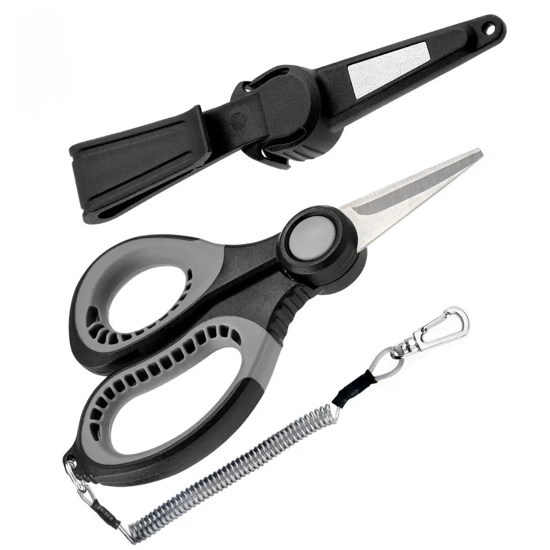 Tesoura de Pesca Booms Cut Pro com sua ponta virada para a direita, acima tem sua bainha preta e abaixo seu cordão