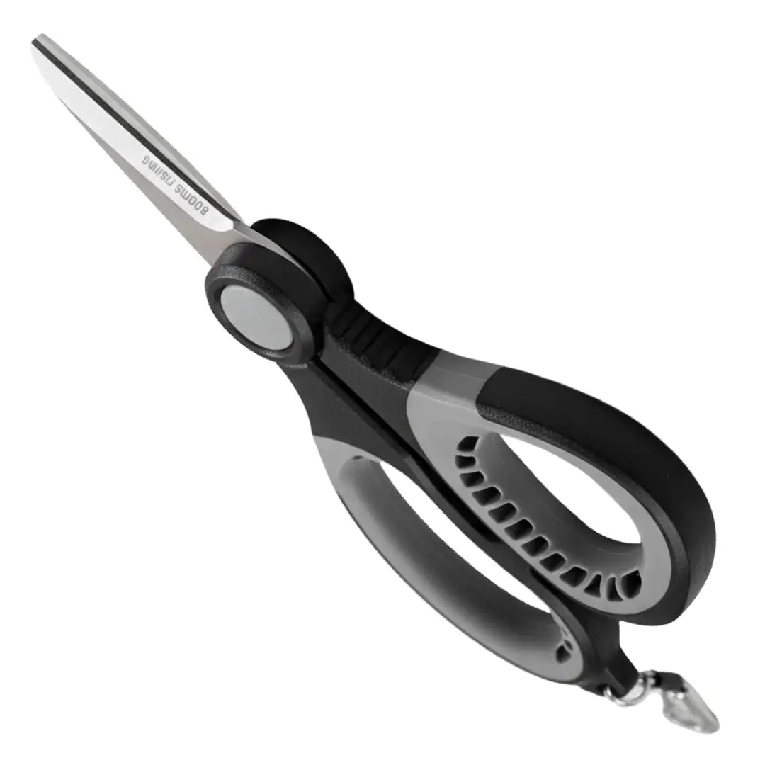 Tesoura de Pesca Booms Cut Pro com sua ponta virada para cima e para a esquerda