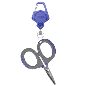 A Tesoura de Pesca Booms Trimmer no centro, pendurada por um chaveiro azul