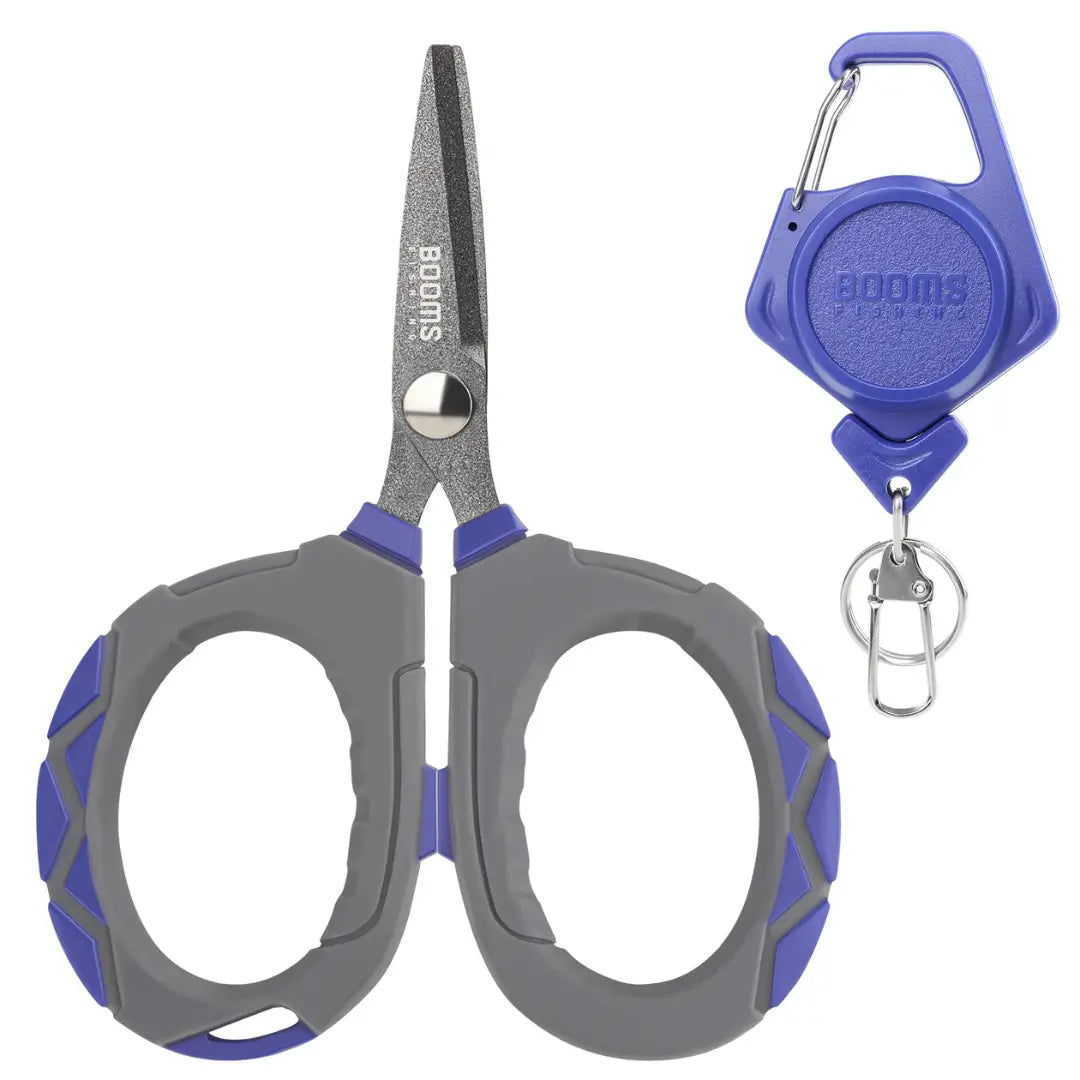Tesoura de Pesca Booms Trimmer do lado esquerdo, e seu chaveiro azul do lado direito
