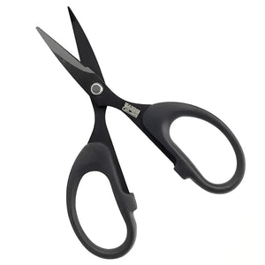 Tesoura de Pesca Marine Precision aberta com seu bico para cima e virada um pouco para a esquerda