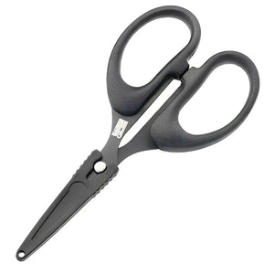 A Tesoura de Pesca Marine Precision fechada, com sua bainha e seu bico virado para baixo e um pouco para a esquerda