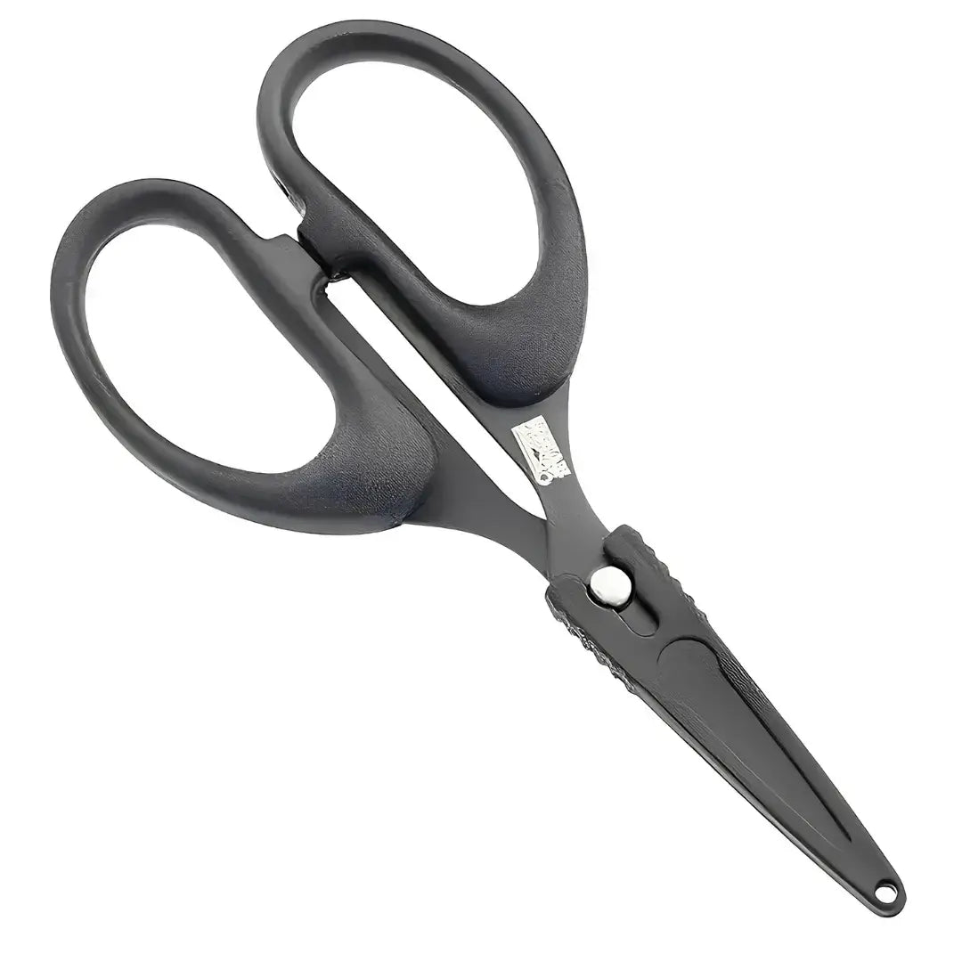 Tesoura de Pesca Marine Precision fechada, com sua bainha e seu bico virado para baixo e um pouco para a direita