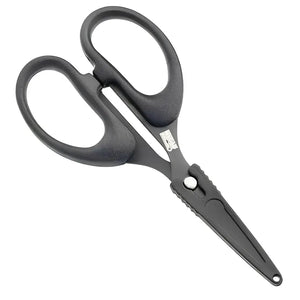 Tesoura de Pesca Marine Precision fechada, com sua bainha e seu bico virado para baixo e um pouco para a direita