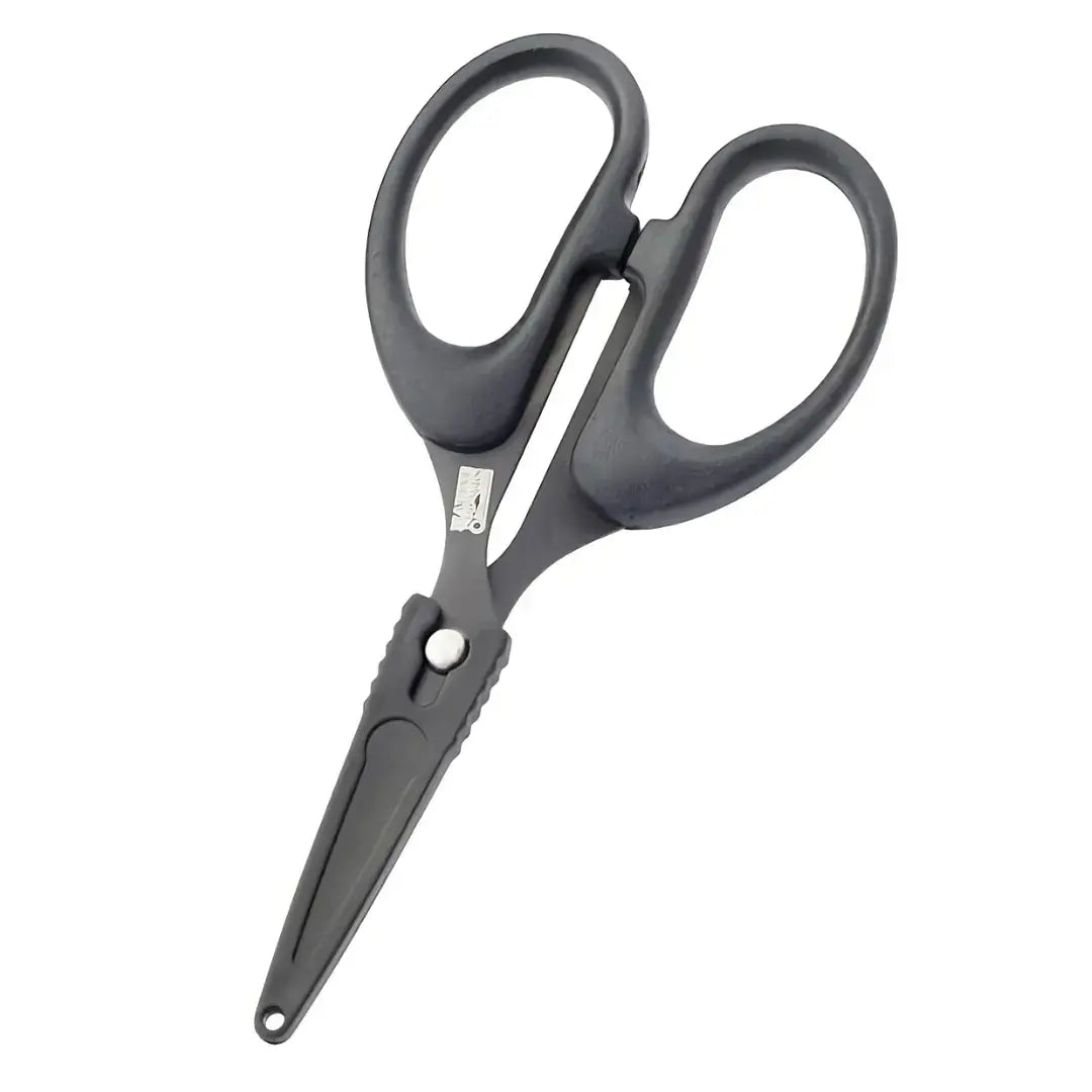 Tesoura de Pesca Marine Precision fechada, com sua bainha e seu bico virado para baixo