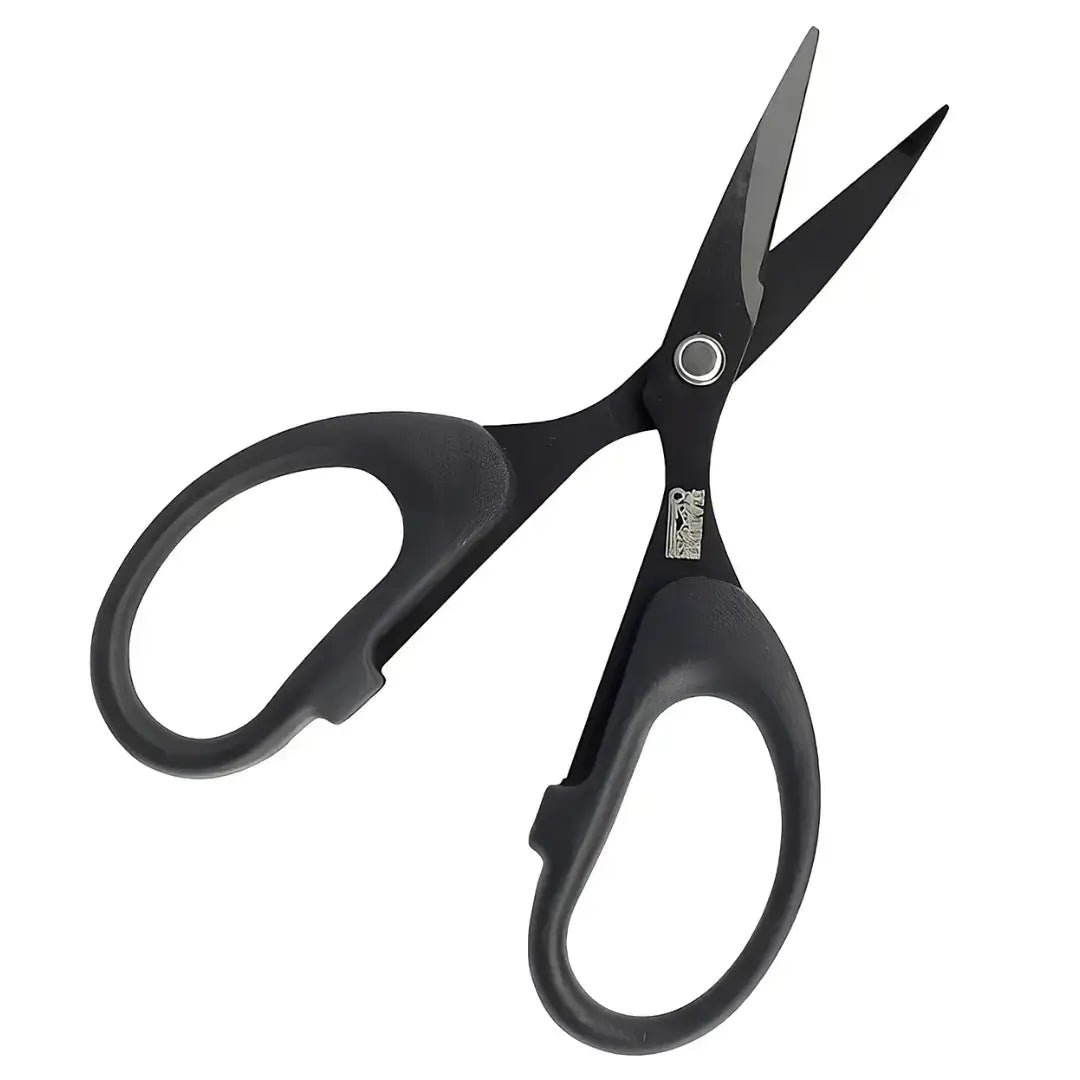 Tesoura de Pesca Marine Precision aberta e virada com sua ponta para cima e um pouco para e direita