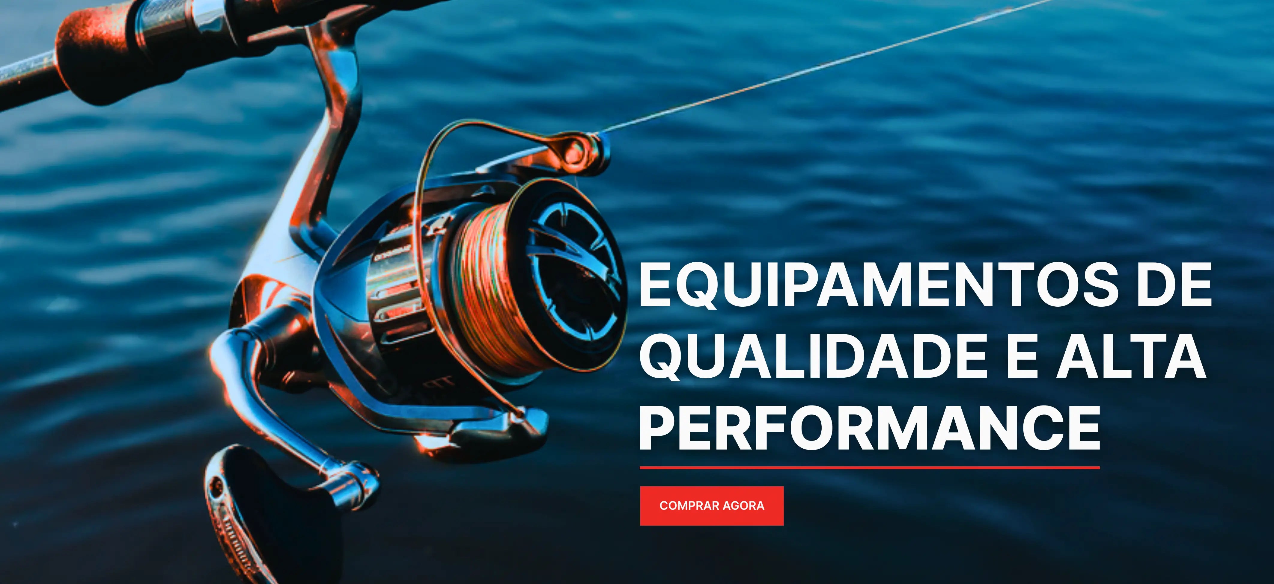 Pescador pescando na beira do mar com uma vara de pescar e Shimano molinete, usando uma linha multifilamento e uma linha fluorcarbono.